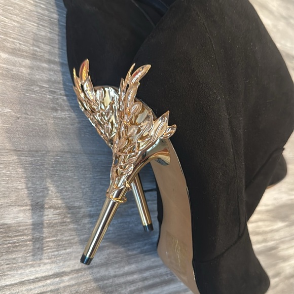 Over the knee black boots with pointed toe and gold decorative stiletto heel - Picture 4 of 8